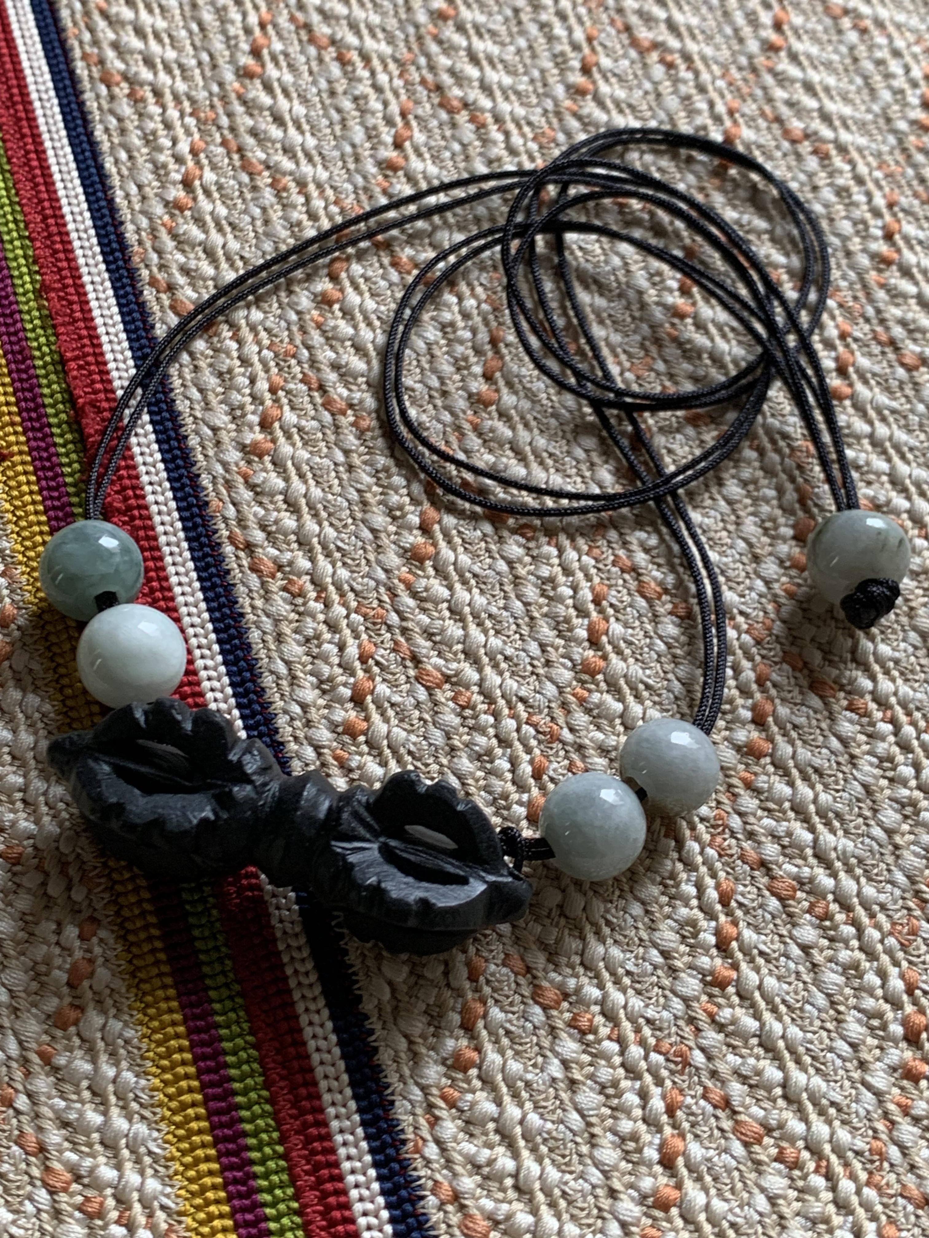 パジュラの彫り珠モリオンとミャンマー翡翠のお紐仕立てネックレス