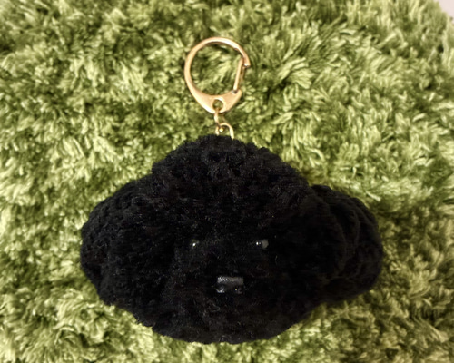 うるうるおめめのトイプードル ポンポン毛糸キーホルダー＊黒 ブラック