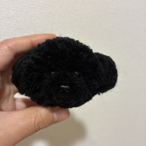 うるうるおめめのトイプードル ポンポン毛糸キーホルダー＊黒 ブラック