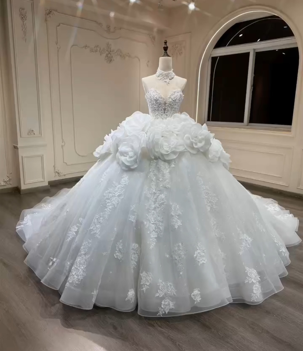 輝く光彩を放つ　編み上げ　ホワイト　本命ドレス制作　ブライダル　挙式　オフショルダー　特別な結婚式　編み上げ　サイズオー