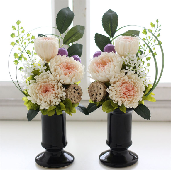 【特割】輪菊のお供え花 一対（2個1セット）（桃白菊 蓮）Mサイズ 仏花 プリザーブドフラワー 2枚目の画像