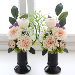 【特割】輪菊のお供え花 一対（2個1セット）（桃白菊 蓮）Mサイズ 仏花 プリザーブドフラワー 1枚目の画像