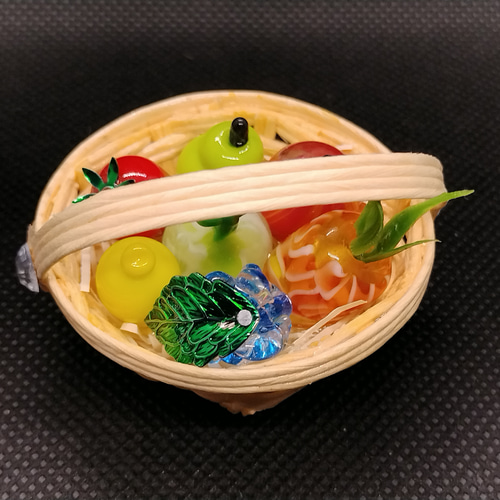 日常に潜ませる小さな違和感／マグネット付き ガラスのフルーツ