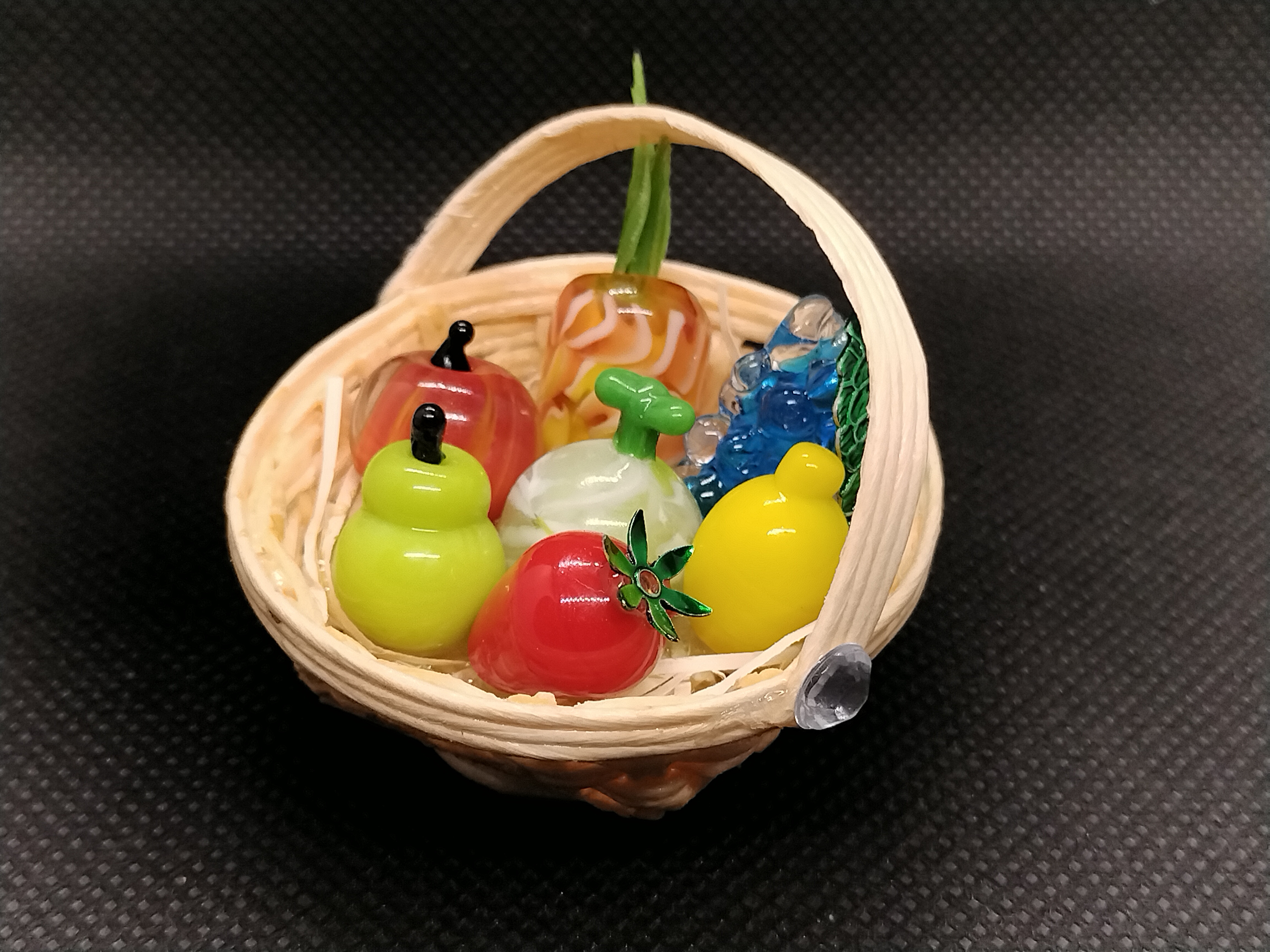 日常に潜ませる小さな違和感／マグネット付き ガラスのフルーツバスケット/一点物オブジェ