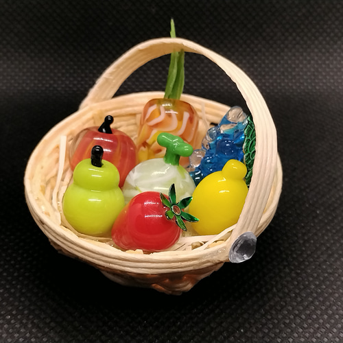 日常に潜ませる小さな違和感／マグネット付き ガラスのフルーツ