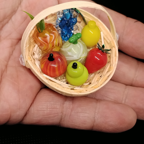 日常に潜ませる小さな違和感／マグネット付き ガラスのフルーツ