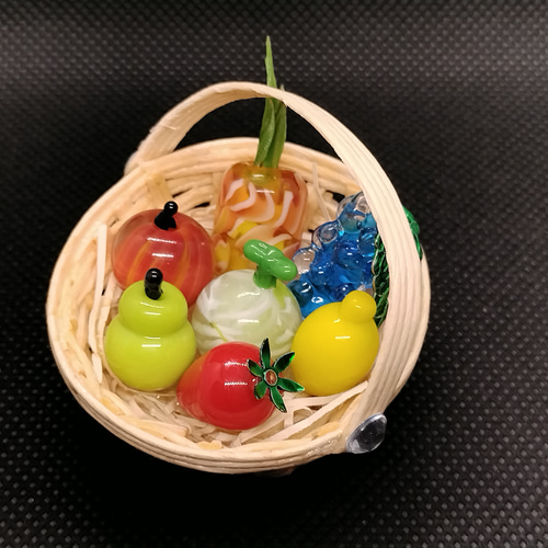 日常に潜ませる小さな違和感／マグネット付き ガラスのフルーツ