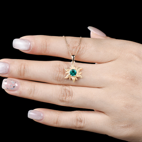 太陽ペンダント 5月の誕生石 エメラルドネックレス イエローゴールド