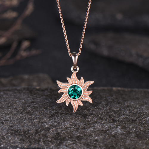太陽ペンダント 5月の誕生石 エメラルドネックレス イエローゴールド