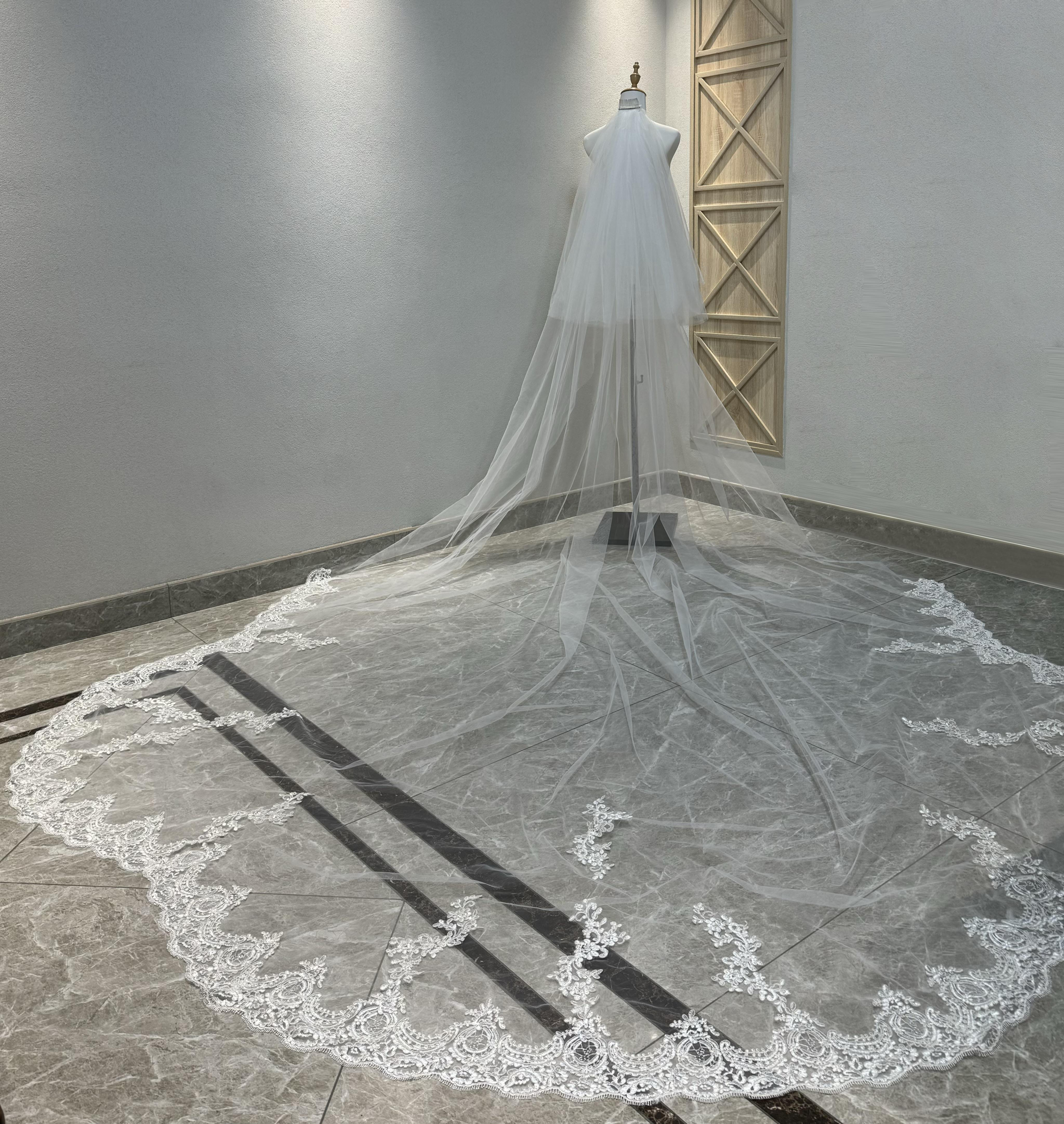 華やかトレーン　ウェディングベール　コーム付き　エレガント　可愛いレース　ダウン　ホワイト結婚式挙式前撮り花嫁二次会披露