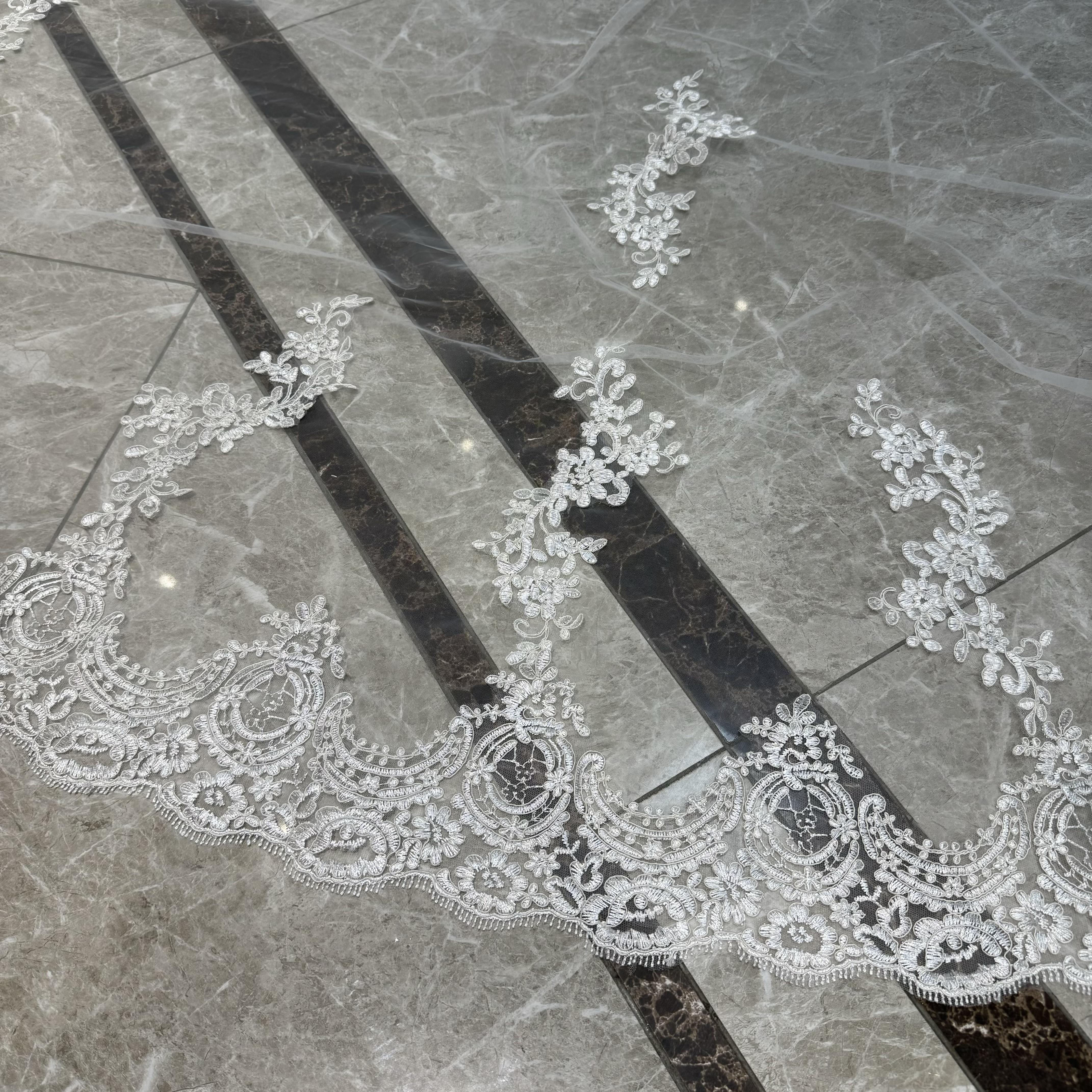 華やかトレーン　ウェディングベール　コーム付き　エレガント　可愛いレース　ダウン　ホワイト結婚式挙式前撮り花嫁二次会披露