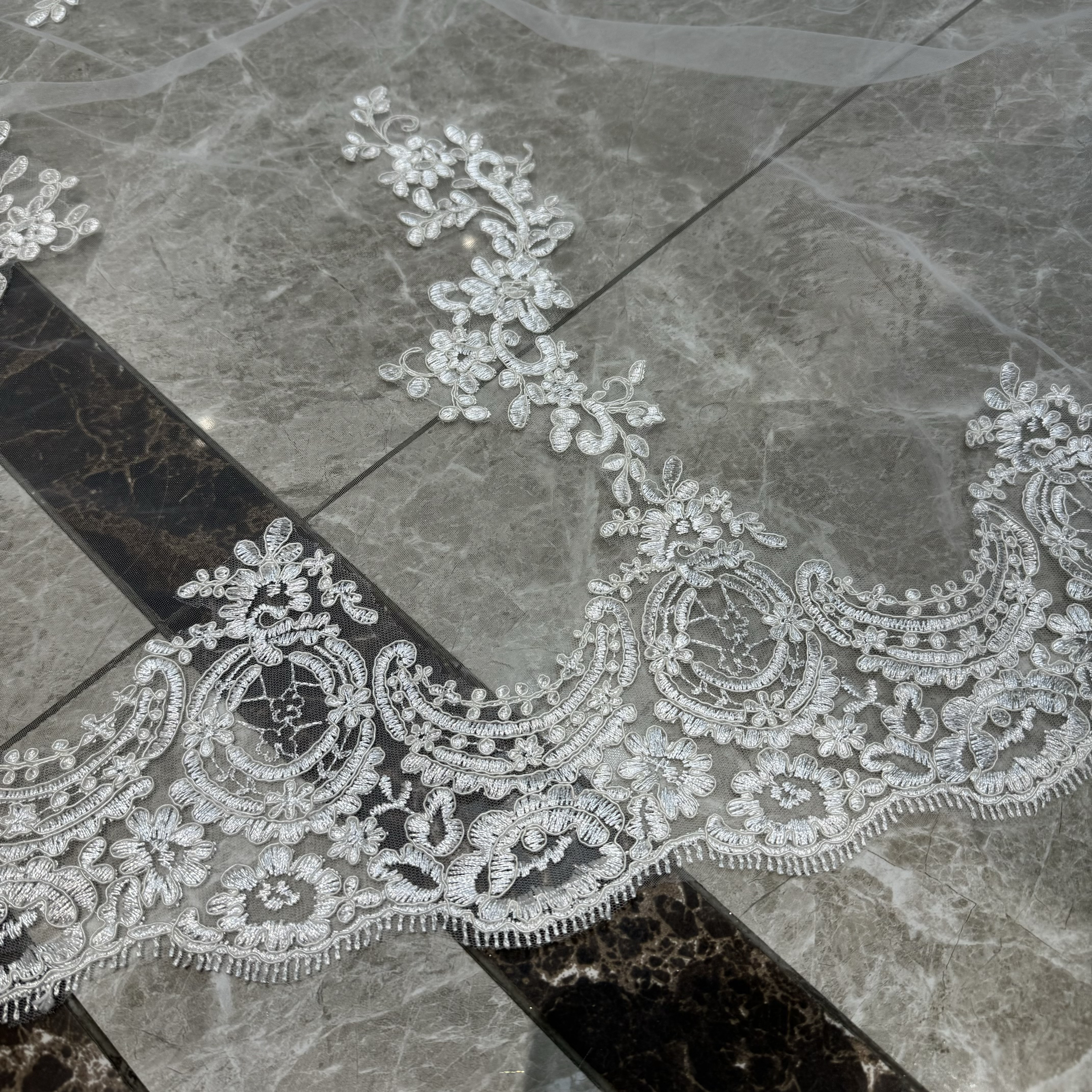 華やかトレーン　ウェディングベール　コーム付き　エレガント　可愛いレース　ダウン　ホワイト結婚式挙式前撮り花嫁二次会披露