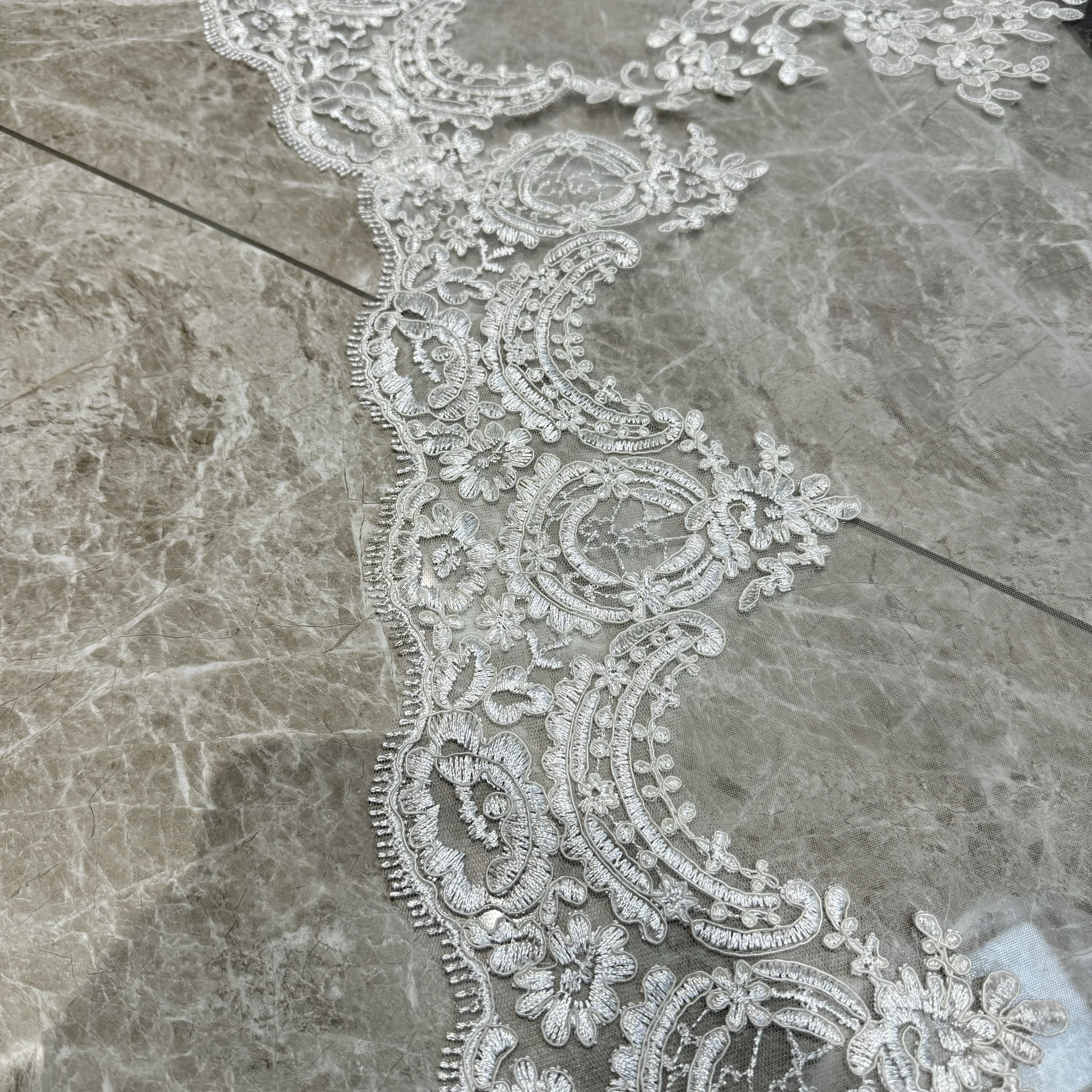 華やかトレーン　ウェディングベール　コーム付き　エレガント　可愛いレース　ダウン　ホワイト結婚式挙式前撮り花嫁二次会披露