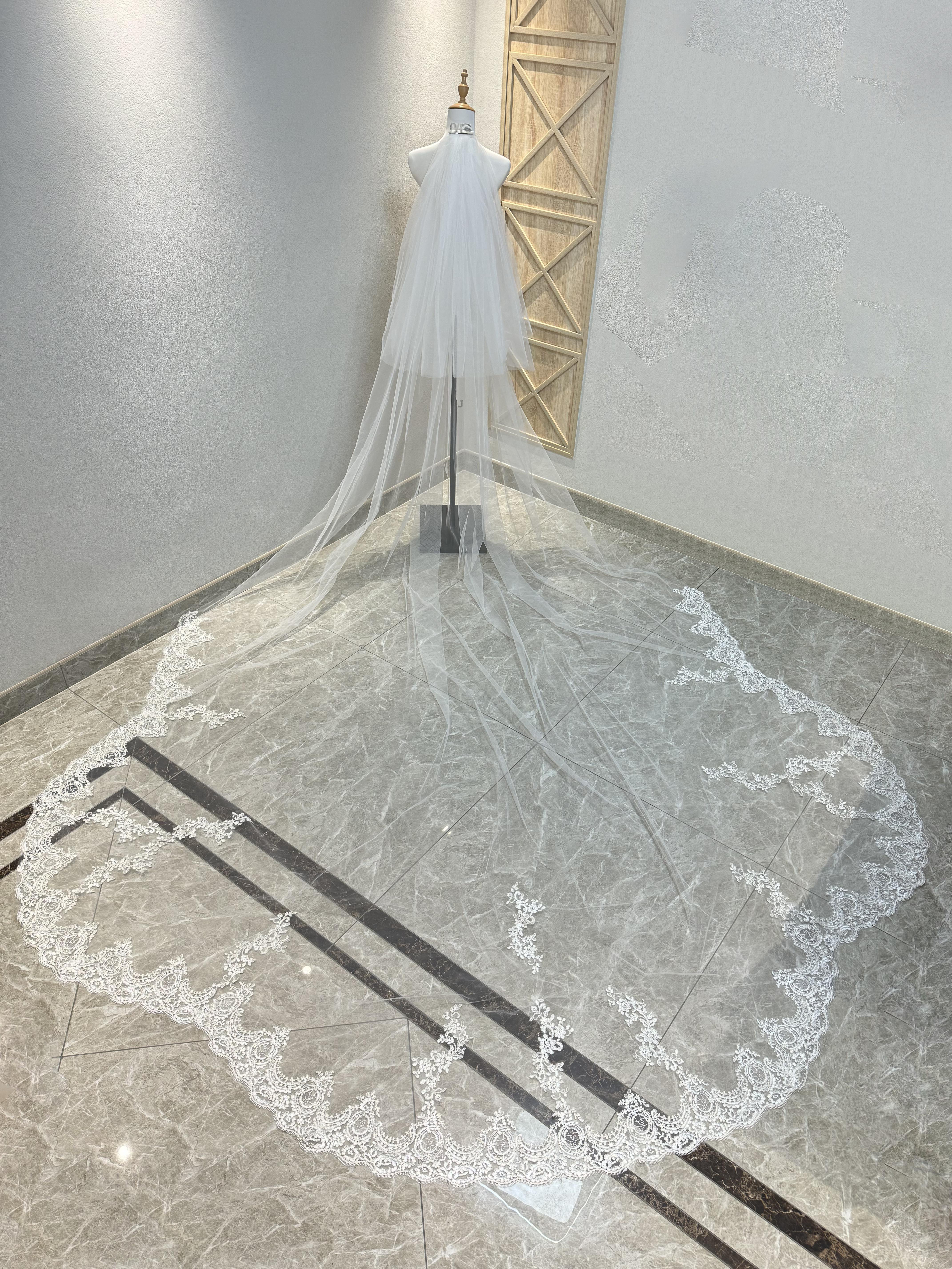 華やかトレーン　ウェディングベール　コーム付き　エレガント　可愛いレース　ダウン　ホワイト結婚式挙式前撮り花嫁二次会披露