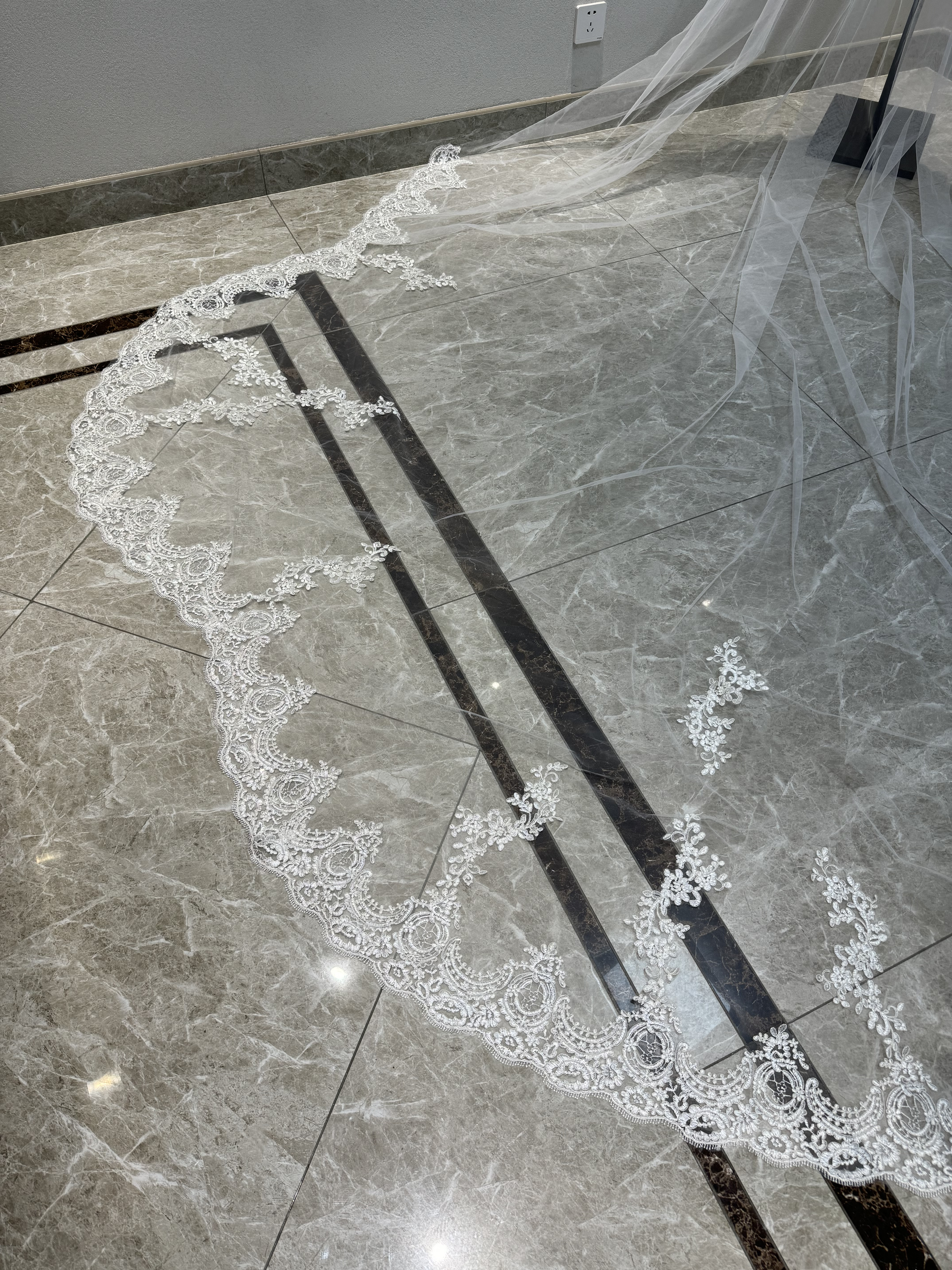 華やかトレーン　ウェディングベール　コーム付き　エレガント　可愛いレース　ダウン　ホワイト結婚式挙式前撮り花嫁二次会披露