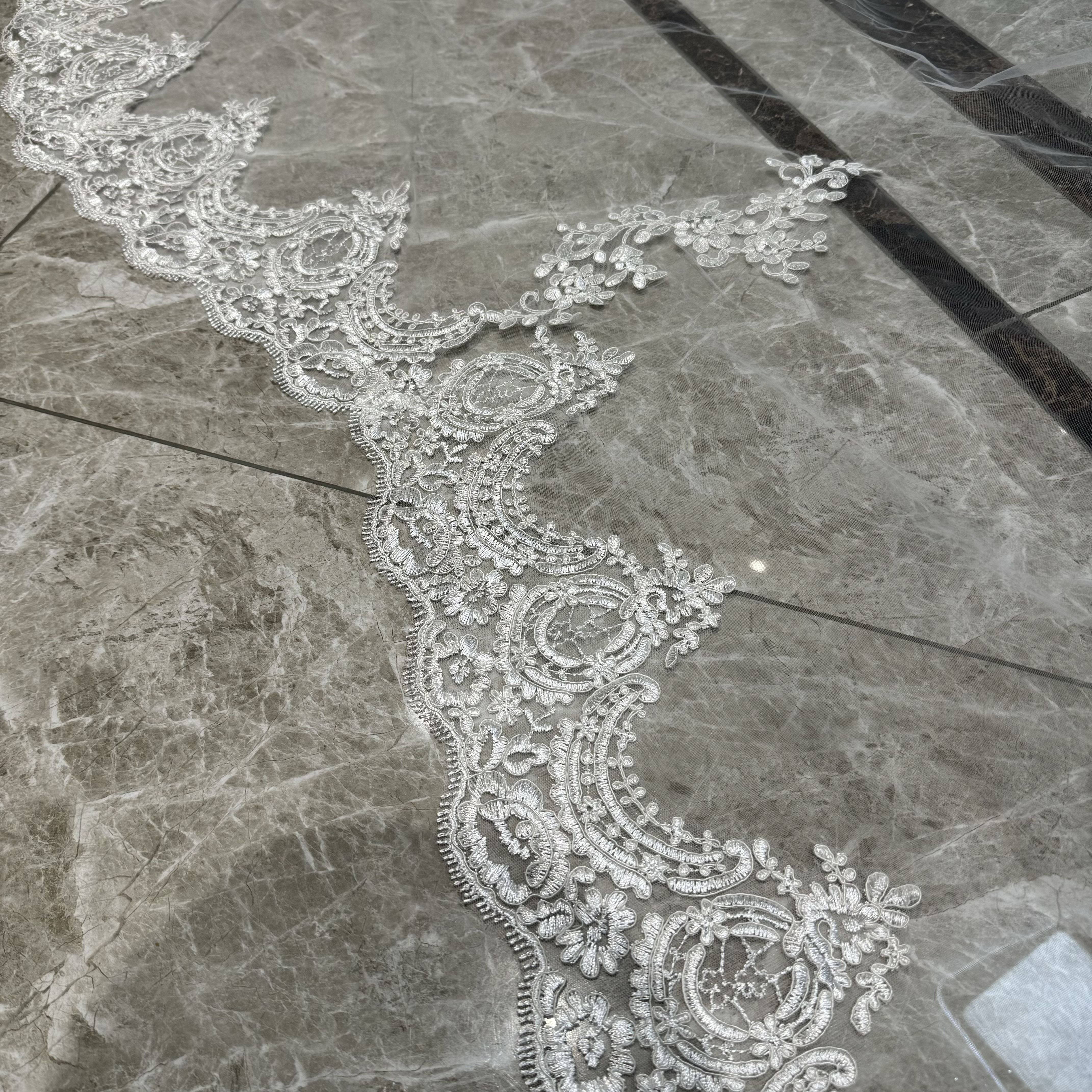 華やかトレーン　ウェディングベール　コーム付き　エレガント　可愛いレース　ダウン　ホワイト結婚式挙式前撮り花嫁二次会披露