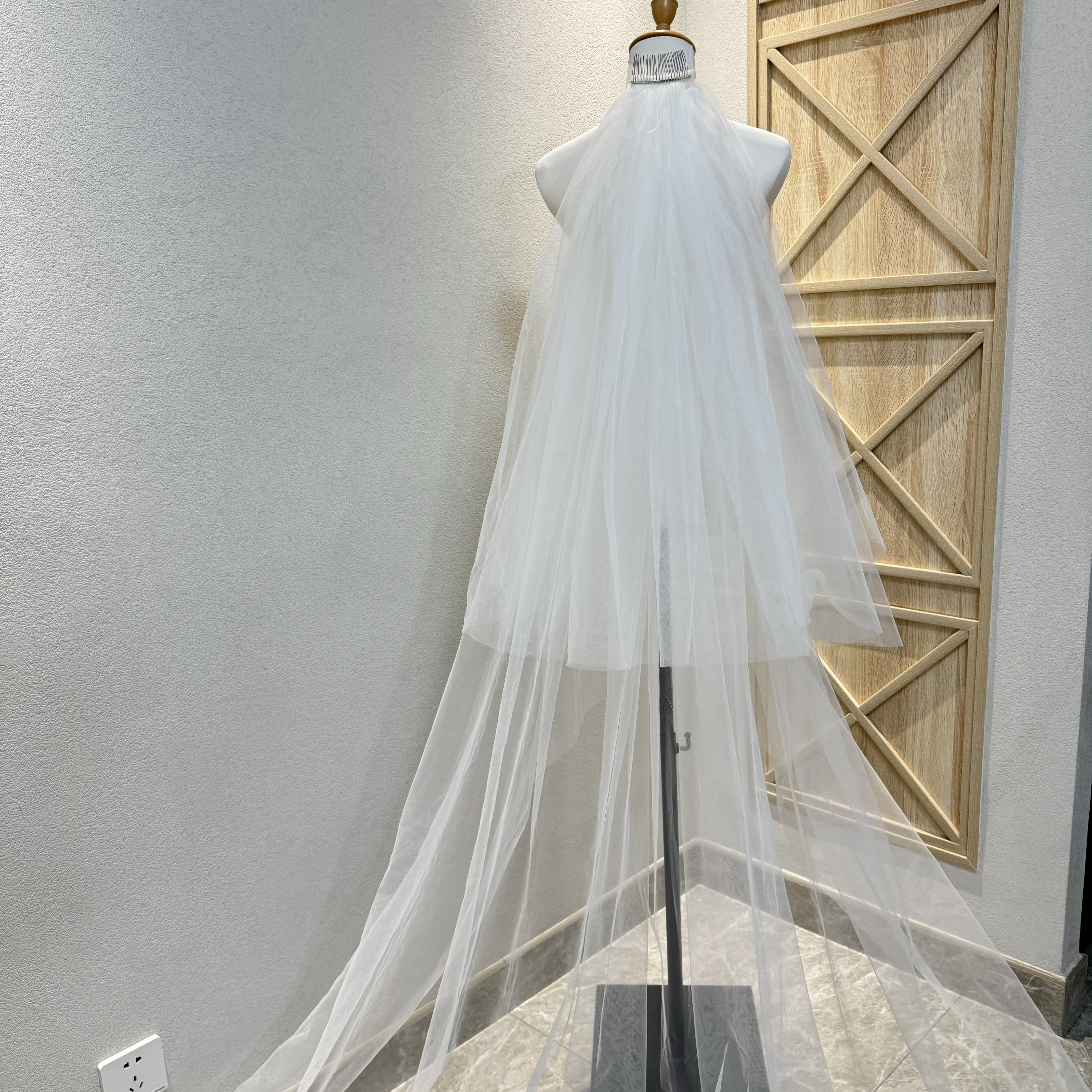 華やかトレーン　ウェディングベール　コーム付き　エレガント　可愛いレース　ダウン　ホワイト結婚式挙式前撮り花嫁二次会披露