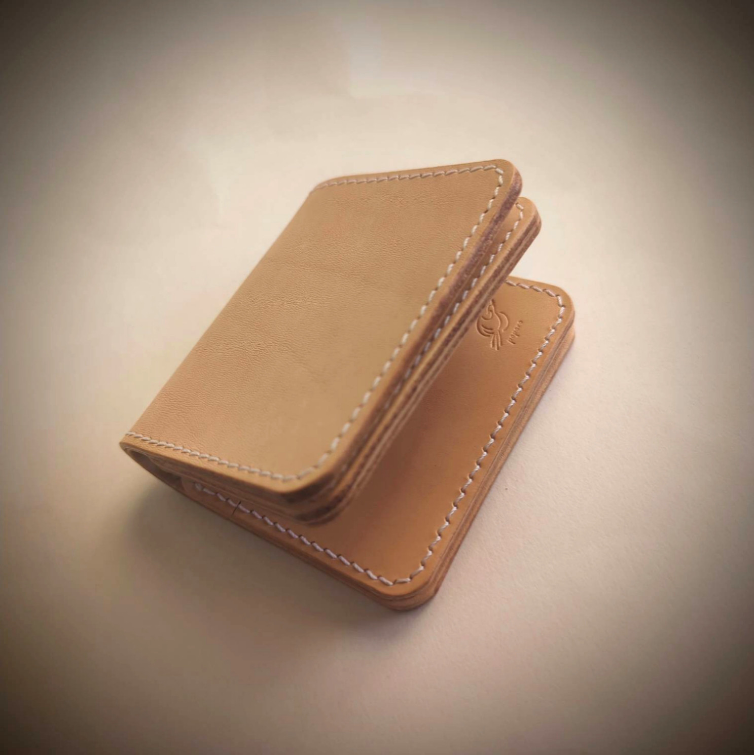 【即納可能】全手縫いのコンパクトな二つ折り財布