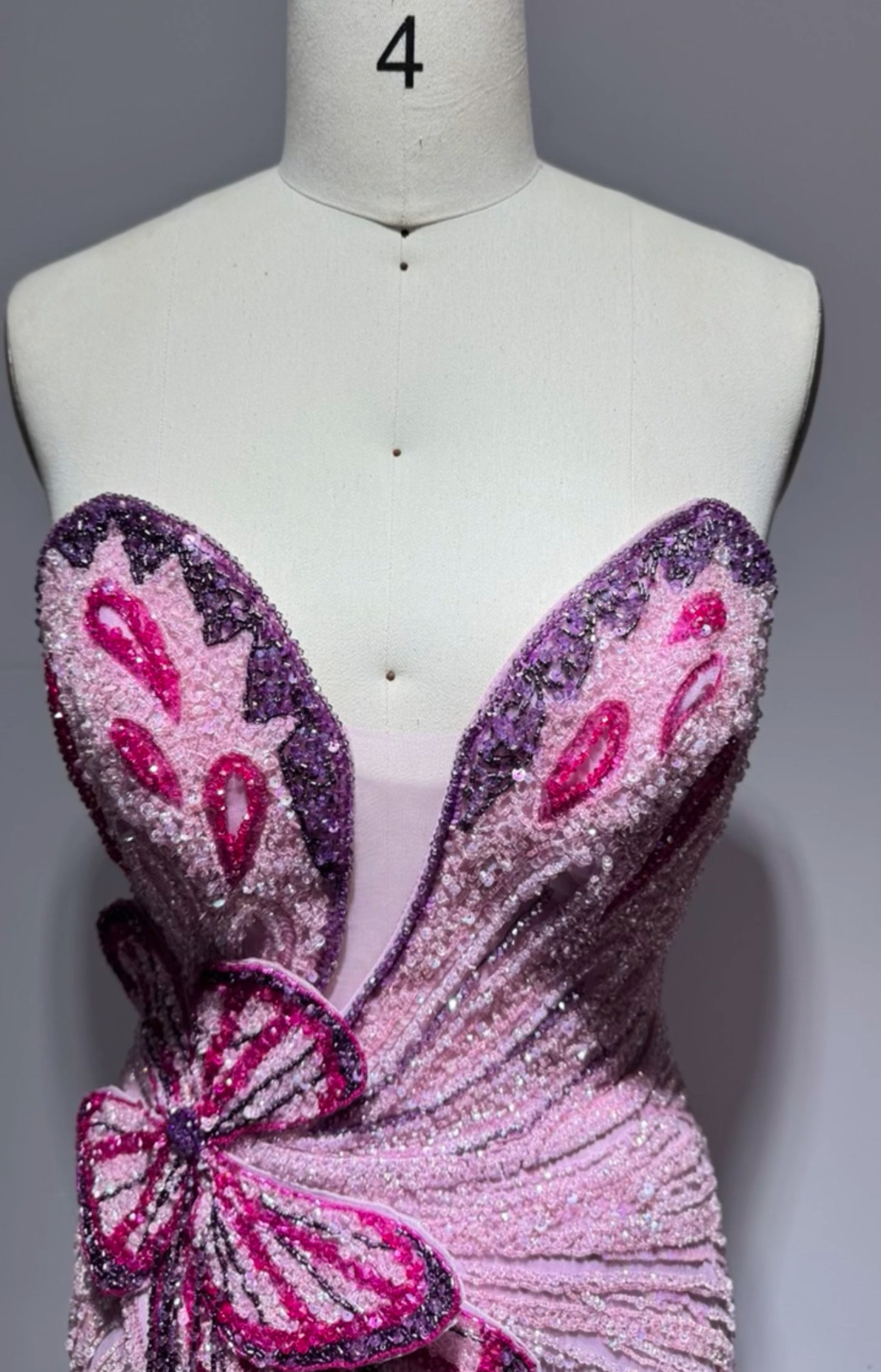 人気上昇　大人可愛い　海外挙式　パーティードレス　前撮り　キラキラグッリター　ストーン　スリット　蝶々マーメイドドレス