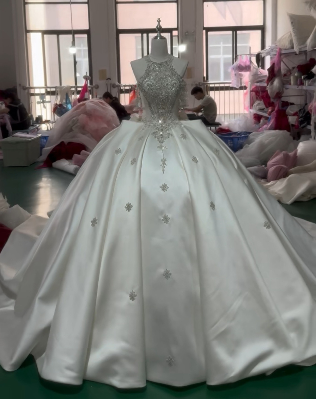 圧倒的に存在感　高級サテン　ホルターネック　ウェディングドレス　お呼ばれ　華やかなトレーン　キラキラストーン　ブライダル