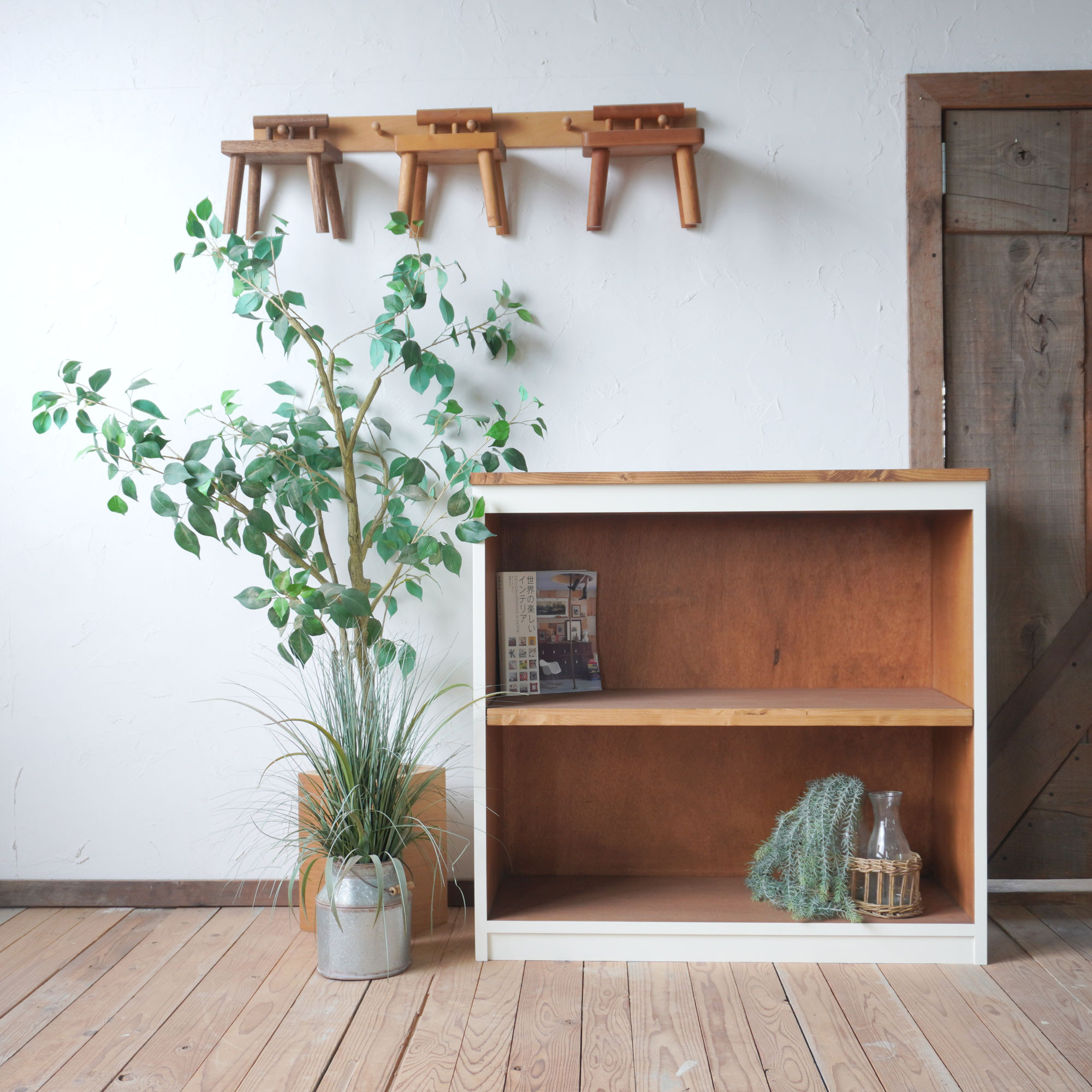 №22　木の風合いを活かした、優しいナチュラル収納キャビネット　本棚　絵本棚など【SW材　アンティークパインカラー】