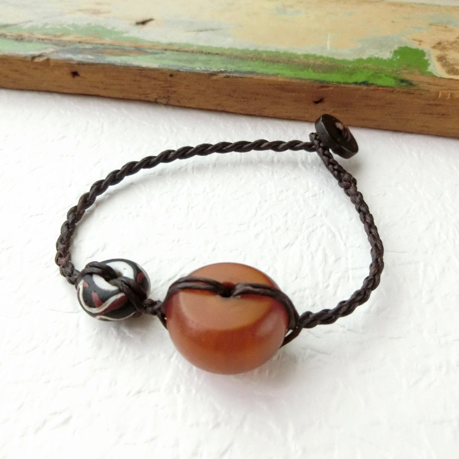 *希少*タイヤビーズとアフリカンアンバーを蝋引き紐でつないだブレスレット