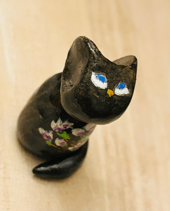 ブルーアイの木蓮（モクレン）黒ねこ」花言葉「自然への愛」「気高さ