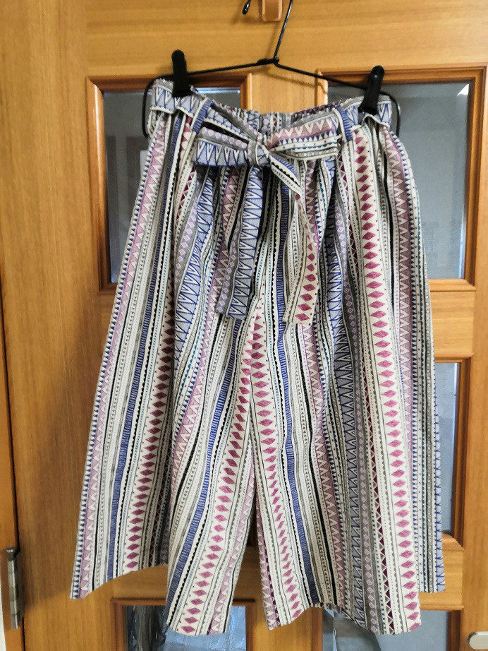 『アジアン・ストライプ』スカートみたいな ワイドパンツ 幾何学模様★リボン付