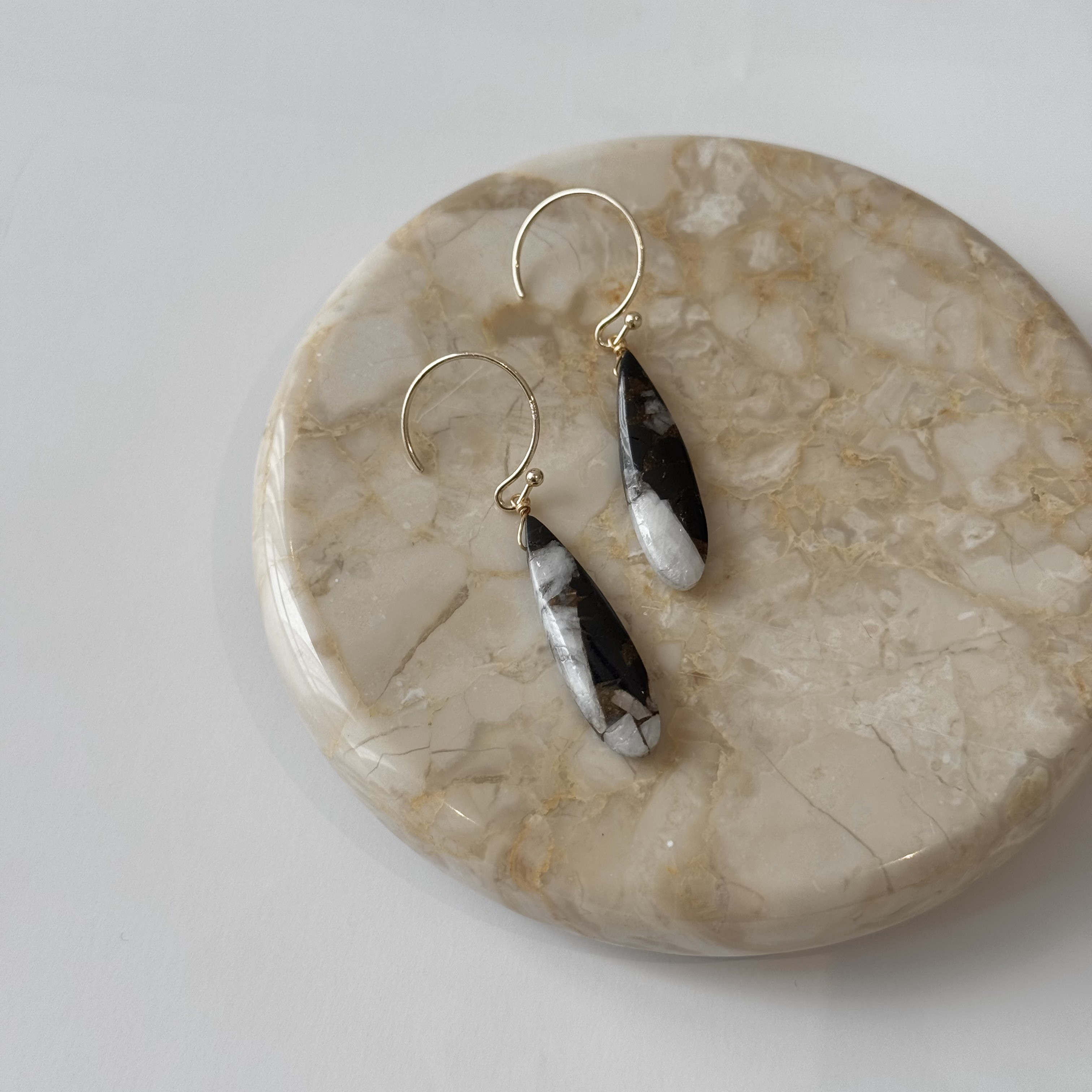 ブラックスピネルカルサイトコッパーのペアシェイプピアス/金具変更可〈14kgf  K10  K18〉