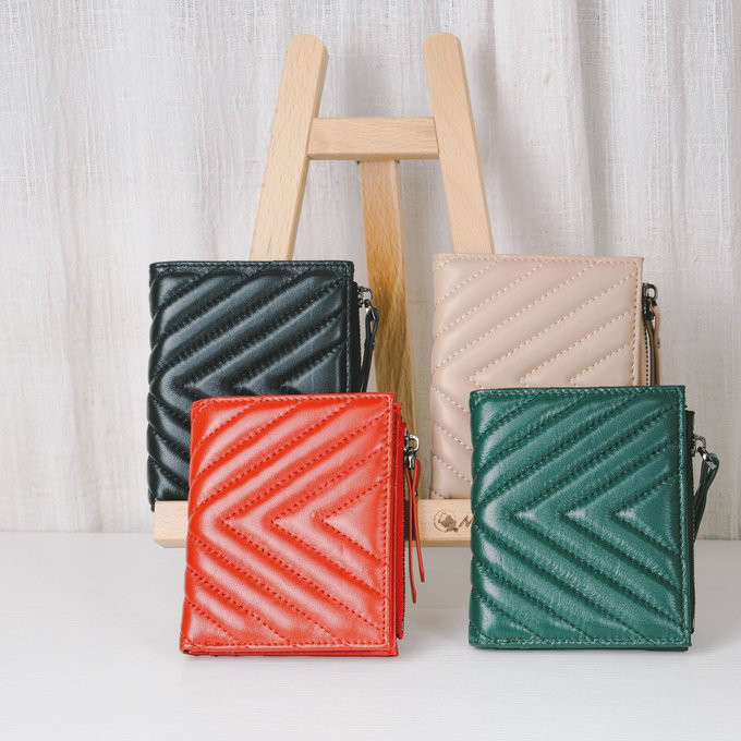 【ラム革二つ折り財布❤Ⅴ字型押し❤ファスナー】便利なボタン式│耐久性│シンプル│コンパクト│カード入れ│