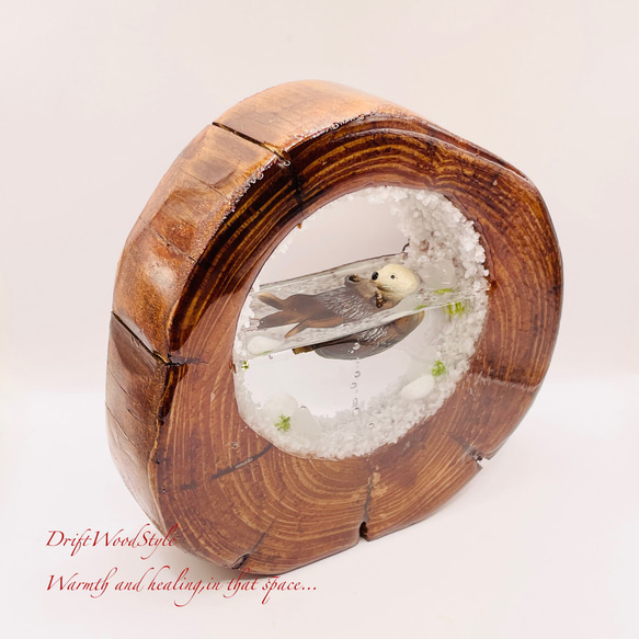 一つ限りの流木アート 海に浮かぶラッコ ジオラマ 流木 フィギュア 置物 インテリア レジン テラリウム 生き物 N33 4枚目の画像
