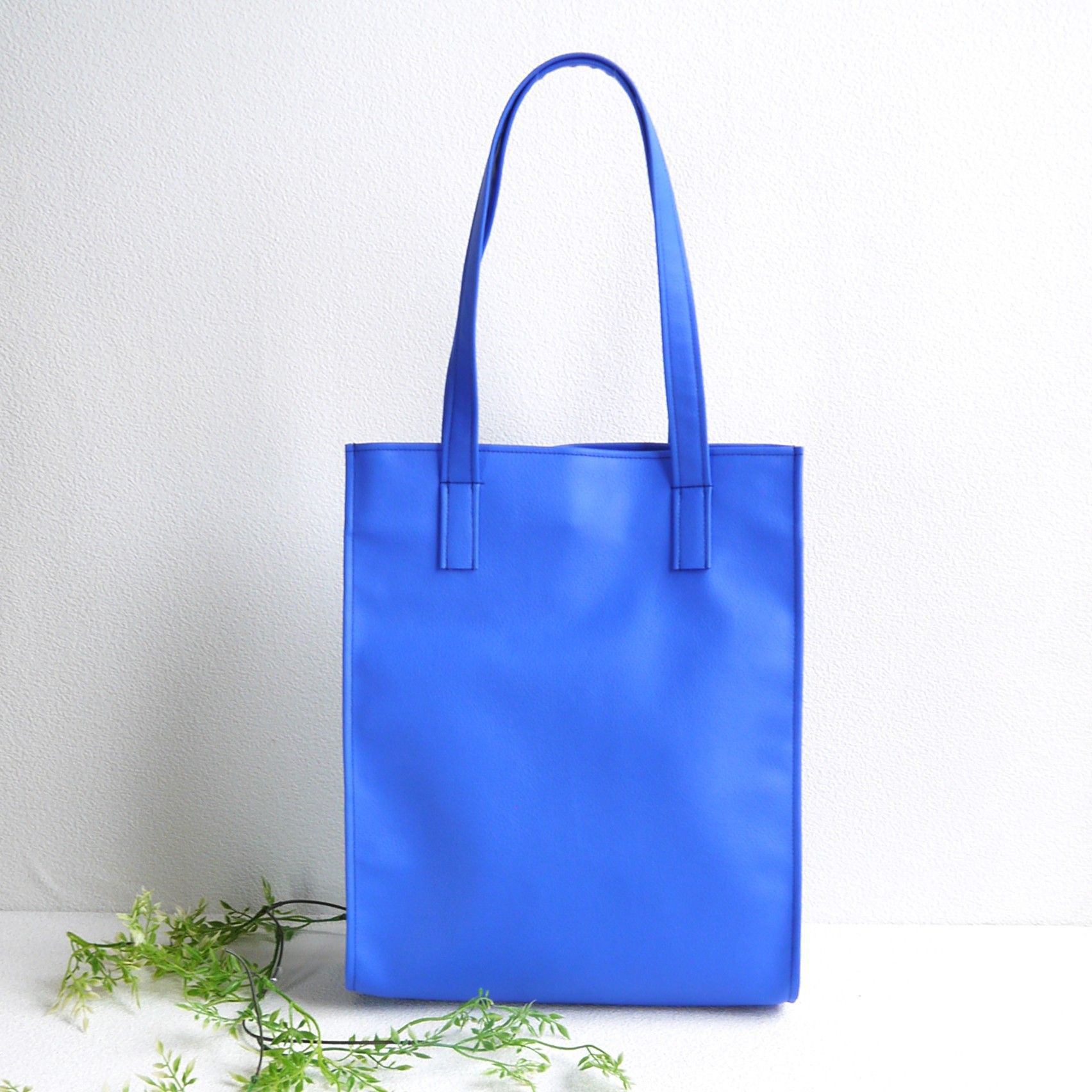 【40％引き】ワケありな逸品　冬のアクセントカラーにも　PVCレザー　金具のない超シンプルなシーズンレス　A4ブルー