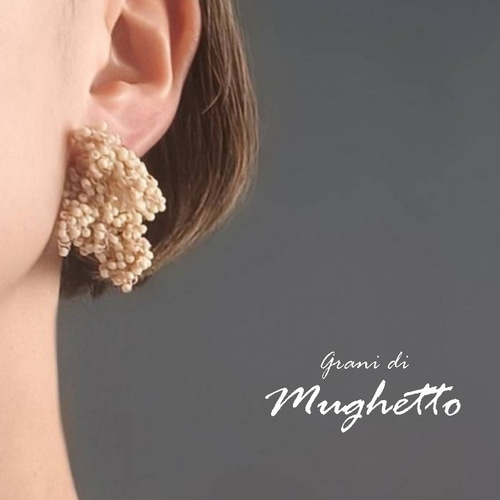 ビーズクロッシェのボリュームピアス／イヤリング(M)―ベージュ ピアス