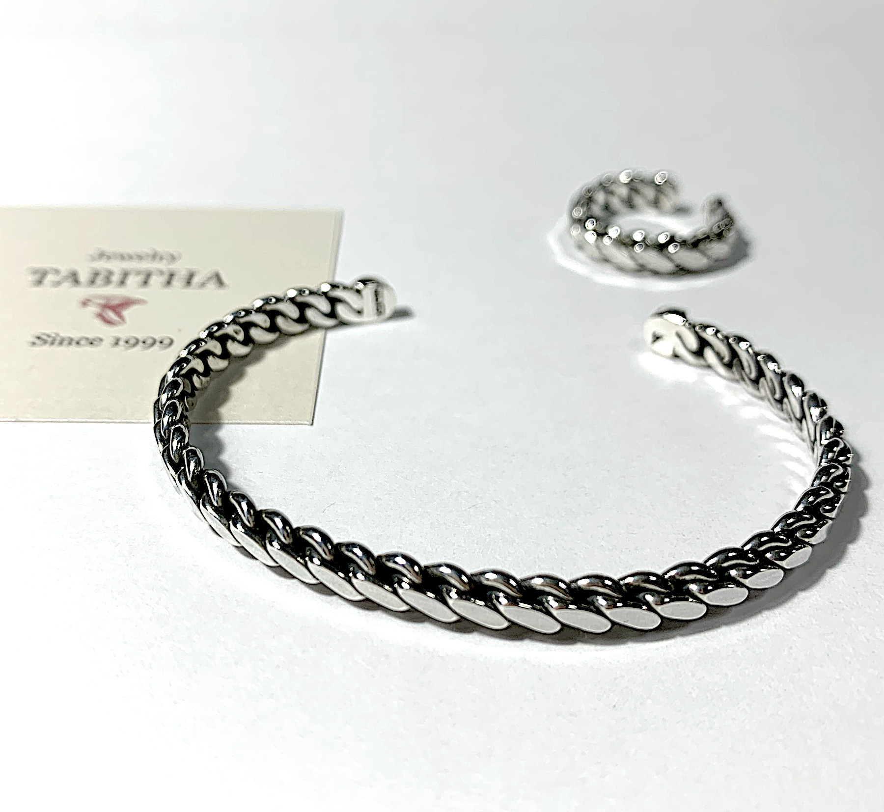 オーバルラインバングル/シルバー950 しっかり感のある作りでファッションの引き締めに