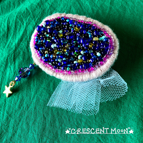 ビーズ刺繍ブローチ【No.02】小さな宇宙／星空／銀河【定形外郵便にて