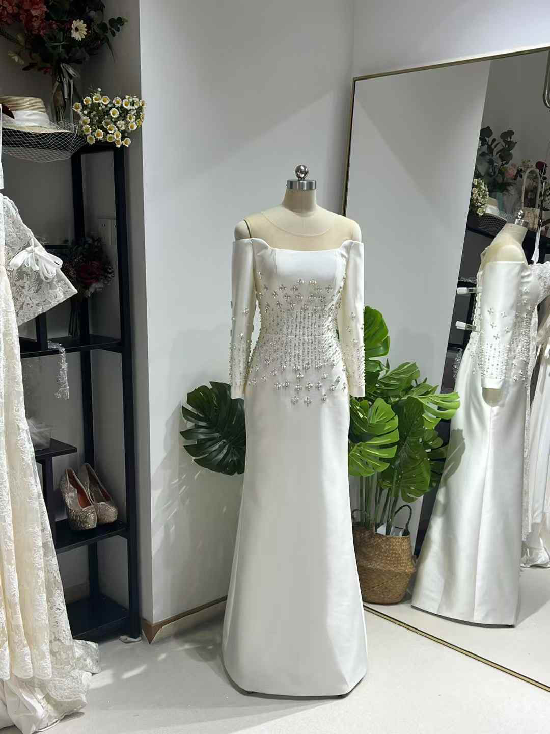 送料無料！ウェディングドレス ビジュードレス オフショルダー ロングスリーブ 床付く 結婚式 ソフトマーメイドライン 45,370円