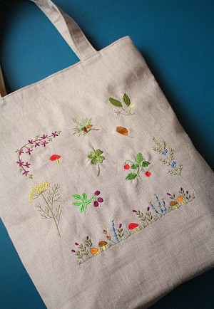 リネンのトートバック　森の花やキノコの花の刺繡