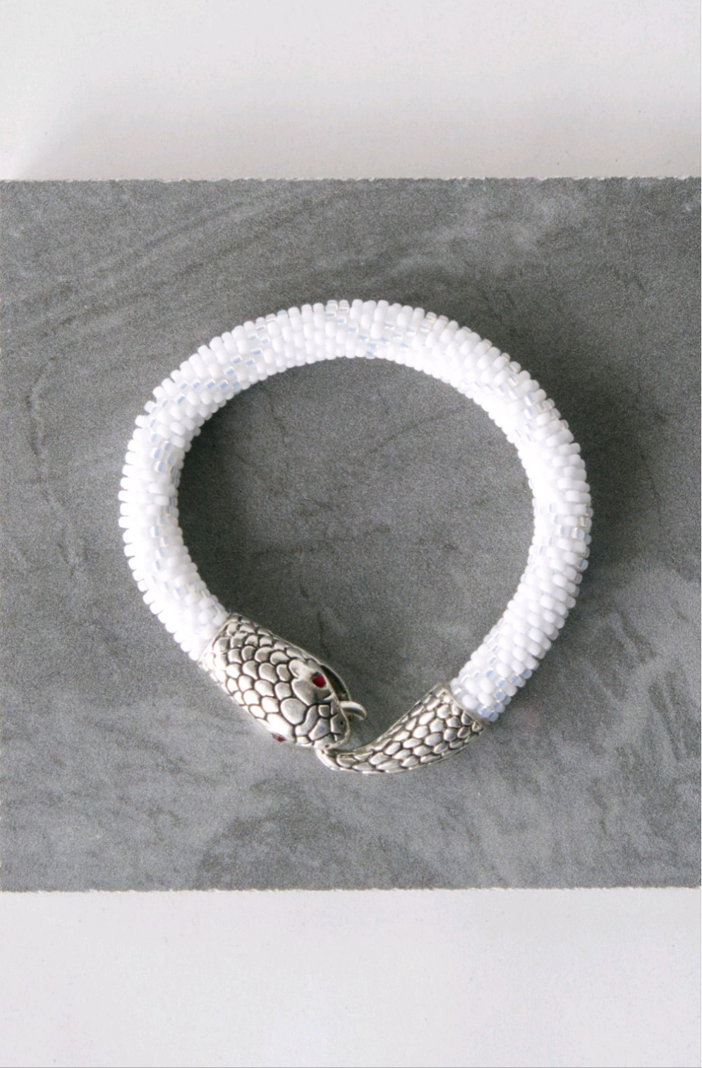 【白ヘビ・アルビノ】ビーズブレスレット｜神聖な蛇のお守りに｜チューブクロッシェ