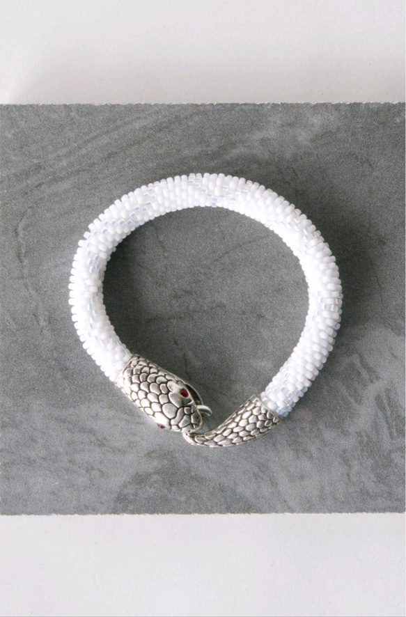 白ヘビ・アルビノ】ビーズブレスレット｜神聖な蛇のお守りに｜チューブ