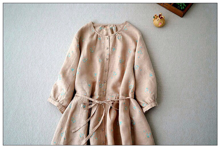 リネン100%小花総刺繡クルミ釦、ポケット付き大人可愛い七分袖ワンピース♪