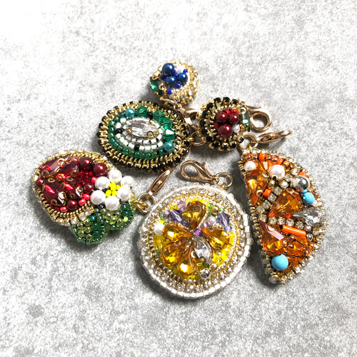 小さな果樹園を連れて歩く 実りのフルーツバッグチャーム ビーズ刺繍