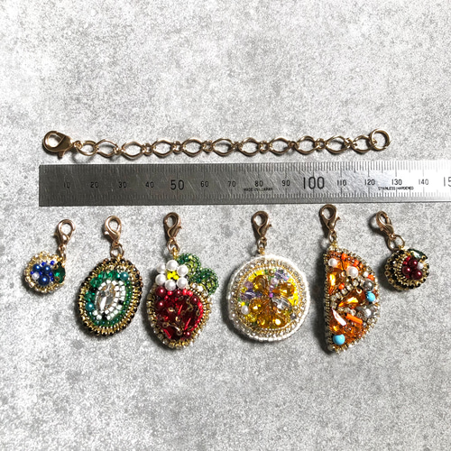 ビーズ刺繍　果物モチーフ　バッグチャーム　夏アクセサリー　6種のフルーツが実る ビーズ刺繍 果物モチーフ バッグチャーム 夏アクセサリー 6種の