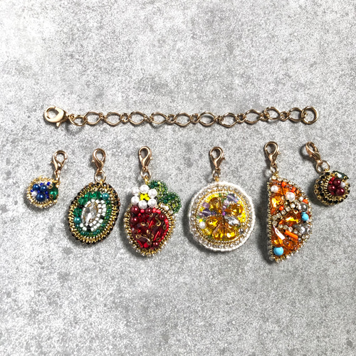 ビーズ刺繍　果物モチーフ　バッグチャーム　夏アクセサリー　6種のフルーツが実る ビーズ刺繍 果物モチーフ バッグチャーム アクセサリー 【6種の
