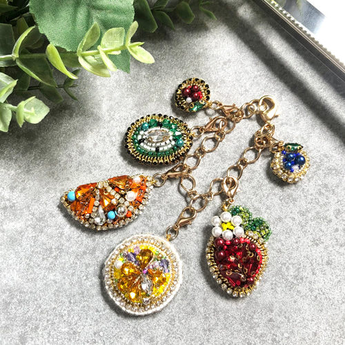 ビーズ刺繍　果物モチーフ　バッグチャーム　夏アクセサリー　6種のフルーツが実る ビーズ刺繍 果物モチーフ バッグチャーム 夏アクセサリー 6種の
