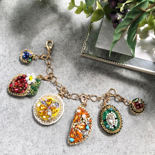 ビーズ刺繍　果物モチーフ　バッグチャーム　夏アクセサリー　6種のフルーツが実る ビーズ刺繍 果物モチーフ バッグチャーム アクセサリー 【6種の
