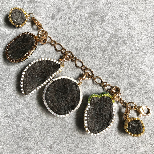 ビーズ刺繍　果物モチーフ　バッグチャーム　夏アクセサリー　6種のフルーツが実る ビーズ刺繍 果物モチーフ バッグチャーム アクセサリー 6種の