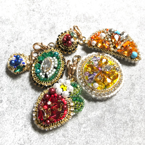 小さな果樹園を連れて歩く 実りのフルーツバッグチャーム ビーズ刺繍