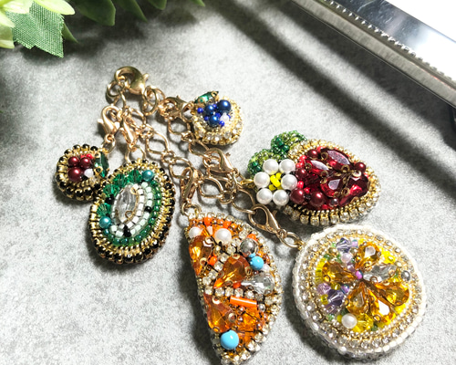ビーズ刺繍　果物モチーフ　バッグチャーム　夏アクセサリー　6種のフルーツが実る ビーズ刺繍 果物モチーフ バッグチャーム 夏アクセサリー 6種の