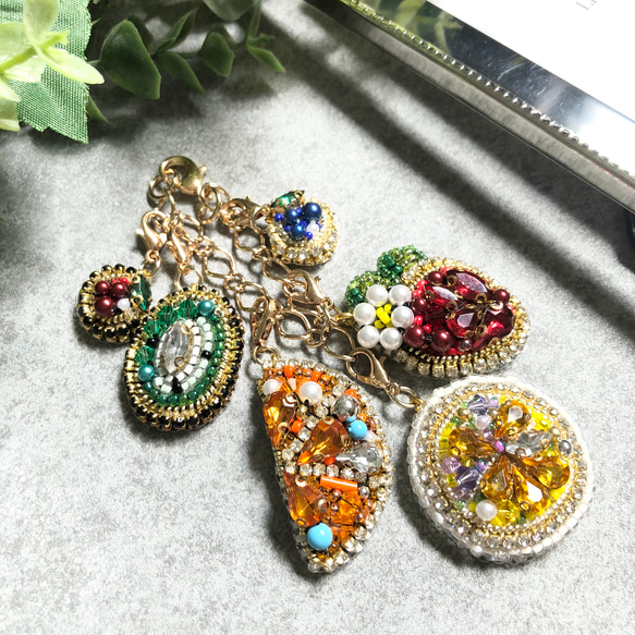 ビーズ刺繍　果物モチーフ　バッグチャーム　夏アクセサリー　6種のフルーツが実る ビーズ刺繍 果物モチーフ バッグチャーム アクセサリー 【6種の
