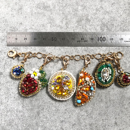 ビーズ刺繍　果物モチーフ　バッグチャーム　夏アクセサリー　6種のフルーツが実る ビーズ刺繍 果物モチーフ バッグチャーム 夏アクセサリー 6種の